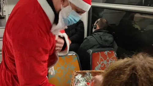 Le Père Noël aperçu dans le RER A !